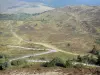 Puy de Dôme - Camino rodeado de páramos hasta la cima del Puy de Dome (volcán Puys) en el Parque Natural Regional de los Volcanes de Auvernia