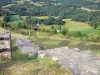 Puy d'Yssandon - Trap naar de oriëntatie tafel, met uitzicht op het groene landschap van het Yssandonnais