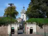 Le Quesnoy - Glockenturm, Rathaus, Häuser, Strasse, Tor Fauroeulx, Befestigungsanlage (Befestigungsmauer) und Strassenlaternen; im Regionalen Naturpark des Avesnois