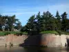 Le Quesnoy - Befestigungen (Befestigungsmauer), Teich (Wasserfläche) und Bäume; im Regionalen Naturpark des Avesnois