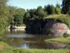Le Quesnoy - Teich (Wasserfläche), Befestigungen (Befestigungsmauer) und Bäume; im Regionalen Naturpark des Avesnois