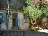 Ramatuelle - Tienda de regalos, cactus, árboles y buganvillas (Bougainvillea)