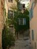 Ramatuelle - Lamppost and houses of the village