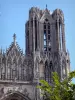 Reims - Catedral de Notre-Dame de estilo gótico: torre do edifício