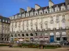 Rennes - Vieille ville : bâtiments et place du Parlement de Bretagne agrémentée de bancs et de fleurs