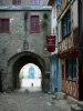 Rennes - Vieille ville : Porte Mordelaise, rue pavée et maisons dont l'une à colombages