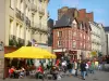 Rennes - Vieille ville : maisons, dont l'une à pans de bois, et terrasse de café