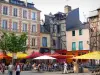 Rennes - Vieille ville : maisons et terrasses de cafés de la place Saint-Michel