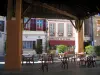 Rieux-Volvestre - Terrasse de café sous la halle et maisons du village
