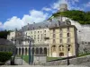 La Roche-Guyon - Puerta de entrada y fachadas del castillo, y torreón fortificado que domina el conjunto; en el Parque Natural Regional del Vexin Francés