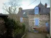 Rochefort-en-Terre - Stone house with blue shutters