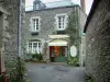 Rochefort-en-Terre - Stone houses, one of them is a specialities shop