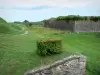 Rocroi - Sentier touristique faisant le tour des fortifications ; dans le Parc Naturel Régional des Ardennes