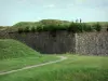 Rocroi - Sentier touristique faisant le tour des fortifications ; dans le Parc Naturel Régional des Ardennes