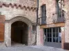 Rodez - Gate of the Benoit house and front of a restaurant