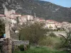 Roquebrun - Iglesia y casas en las aldeas, puentes, árboles y colinas en el valle del Orb, en el Parque Natural Regional del Alto Languedoc