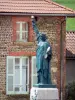 Roybon - Réplica de la Estatua de la Libertad y la fachada de tejas de una casa en el pueblo