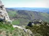 Ruines du château de Rochebloine - Site de Rochebloine, sur la commune de Nozières, et son point de vue sur le paysage verdoyant alentour