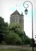 Rumilly-les-Vaudes - Poste de luz, árvores e torre sineira da Igreja de St. Martin