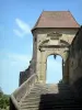 Saint-Antoine-l'Abbaye - Escalier et porte menant à l'église abbatiale