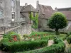 Saint-Benoît-du-Sault - Jardín de flores y las fachadas de las casas en el pueblo (medieval)