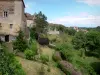 Saint-Benoît-du-Sault - Vista de las casas del pueblo, la pasarela (chemin des Groseilliers) y jardines