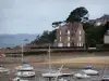 Saint-Briac-sur-Mer - Station balnéaire de la côte d'Émeraude : villas, plage et port de plaisance avec ses bateaux et voiliers à marée basse