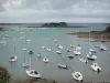 Saint-Briac-sur-Mer - Station balnéaire de la côte d'Émeraude : bateaux et voiliers du port de plaisance