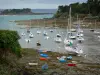 Saint-Briac-sur-Mer - Station balnéaire de la côte d'Émeraude : bateaux et voiliers du port de plaisance à marée basse, rochers et côtes