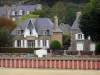 Saint-Briac-sur-Mer - Station balnéaire de la côte d'Émeraude : villas et cabines de bains de la plage du Béchet
