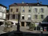 Saint-Céré - Casas, cafetería con terraza y fuente de la plaza de la Mercadial en Quercy