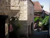 Saint-Cirq-Lapopie - Narrow street and houses of the village, in the Lot valley, in the Quercy