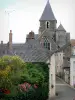 Saint-Denis-d'Anjou - Campanario de la iglesia de Saint-Denis y casas de pueblo