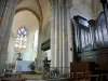 Saint-Denis-d'Anjou - Dentro de la iglesia de Saint-Denis: altar y el órgano