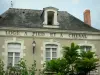Saint-Denis-d'Anjou - Fachada del hotel adornada con la Logia inscripción a pie ya caballo