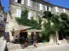 Saint-Émilion - Terraza del café y las fachadas de las casas en el pueblo