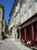Saint-Émilion - Calle de adoquines y fachadas de las casas en el pueblo