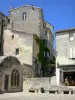 Saint-Émilion - Ventana gótica de la iglesia y las fachadas de las casas de la ciudad medieval monolítico