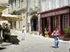 Saint-Émilion - Calle de adoquines y fachadas de la localidad