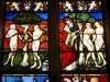 Saint-Florentin - Binnen in de kerk Saint-Florentin: detail van het glas-in-loodraam van de schepping van de wereld