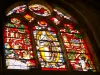 Saint-Florentin - Binnen in de kerk Saint-Florentin: glas-in-loodraam van de Maagd