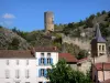 Saint-Floret - Espadaña de la iglesia de Saint-Flour, casas de pueblo y mantener el castillo que domina toda la