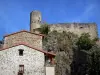 Saint-Floret - Torre alza sobre las casas de la aldea