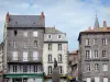 Saint-Flour - Fachadas de casas en el casco antiguo y el monumento a los caídos, Place d'Armes