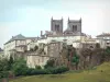 Saint-Flour - Vista de las torres de la catedral de San Pedro y las casas de la parte alta del pueblo se alza sobre un promontorio de basalto