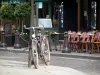 Saint-Germain-des-Prés - Terraza del Café de Saint-Germain-des-Prés, con una bicicleta en el primer plano