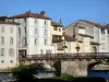 Saint-Girons - Puente sobre el río Salat y las fachadas de las casas en la ciudad (capital de Couserans)