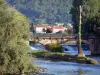 Saint-Girons - Puente sobre el río y los árboles Salat por el agua