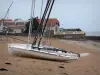 Saint-Hilaire-de-Riez - Sion-sur-l'Océan (seaside resort): catamarans on the sandy beach, houses