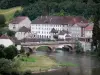 Saint-Hippolyte - Puente sobre el río Doubs, ex convento de Ursulinas casas y árboles en la ciudad